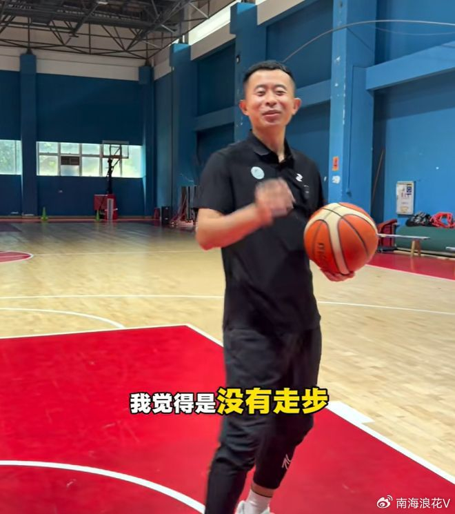 九游官网-浙深战争议哨！贺希宁三步上篮走步了吗？两位专家给出相同的解读|浙江男篮|深圳队|裁判|超标|浙江_新浪体育_新浪新闻