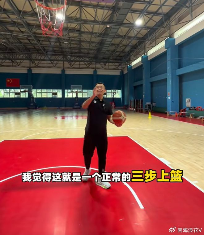 九游官网-浙深战争议哨！贺希宁三步上篮走步了吗？两位专家给出相同的解读|浙江男篮|深圳队|裁判|超标|浙江_新浪体育_新浪新闻